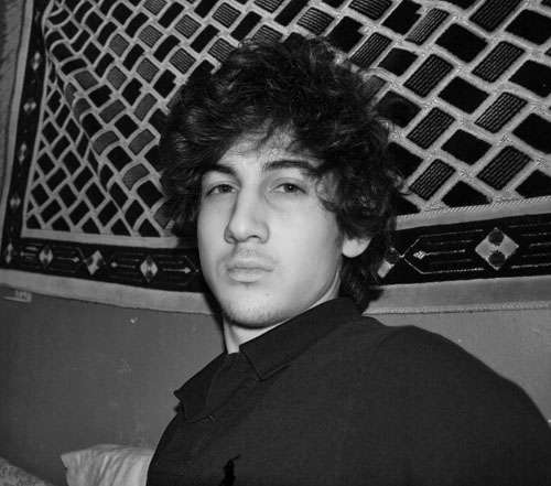 Dzhokhar Tsarnaev, de 19 anos, está foragido