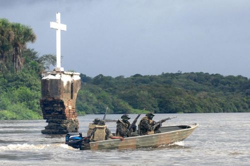 Soldados do exército brasileiro patrulhando a fronteira do Brasil com a Guiana Francesa.