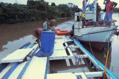 Embarcação naufragada em cachoeira do Ariri, no Pará.