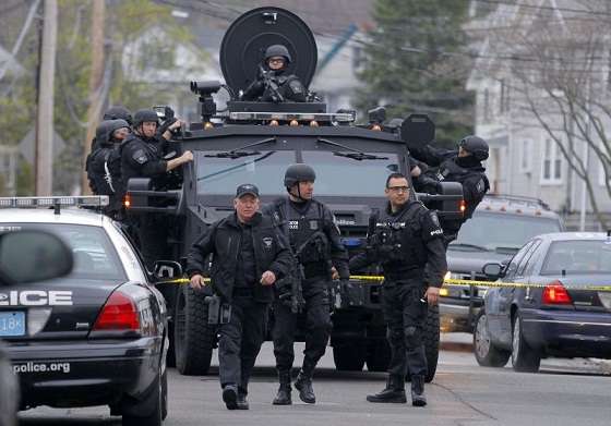 Policiais e soldados vasculham a cidade de Boston e seus arredores em busca do suspeito do atentado na Maratona de Boston