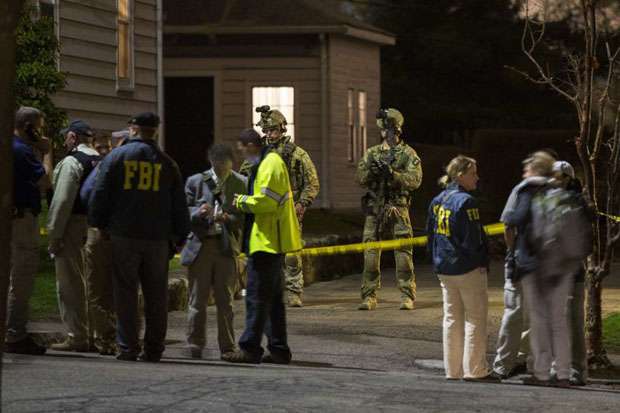 FBI e oficiais da polícia de Boston em frente à casa onde Dzhokhar Tsarnaev estava escondido, perto de Watertown, Massachusetts