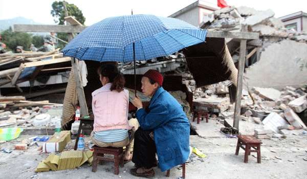 O tremor ocorreu durante apenas 30 segundos ao pé do planalto tibetano, na província de Sichuan. Ao menos 10.000 casas ficaram destruídas ou seriamente danificadas pelo tremor