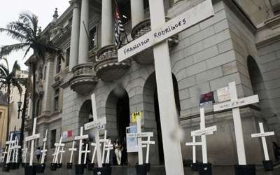 Cruzes em frente à Universidade de São Paulo em homenagem aos mortos no massacre do Carandiru