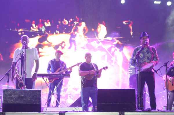 A banda de pagode dá o pontapé inicial na festa do palco principal