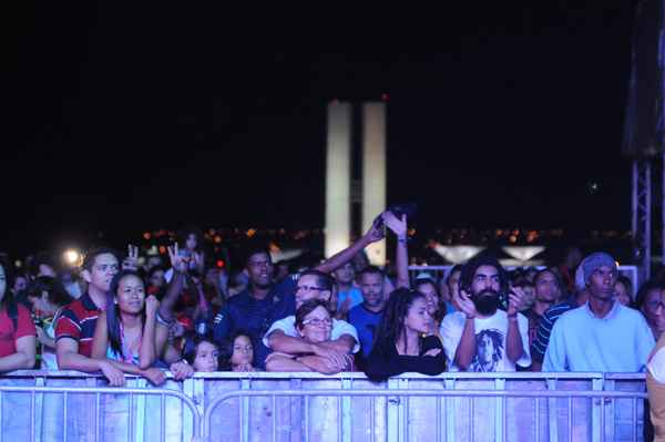 O público acompanha as apresentações no gramado central