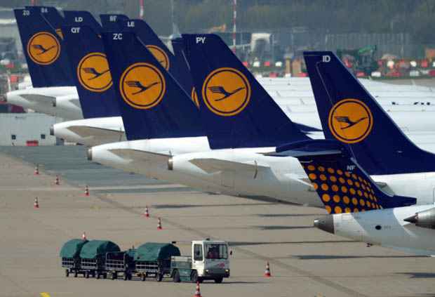 Aviões da companhia aérea alemã Lufthansa se %u200B%u200Bno aeroporto de Duesseldorf, na Alemanha Ocidental