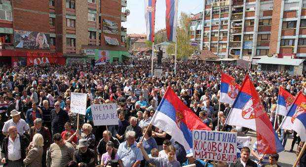 Protesto contra o acordo sobre a normalização das relações entre a Sérvia e o Kosovo, na cidade etnicamente dividida de Mitrovica