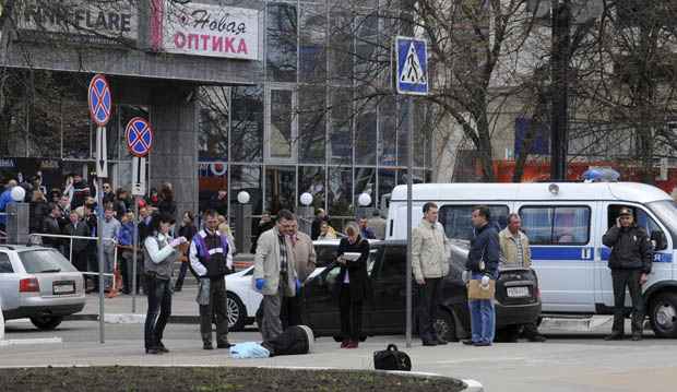 Investigadores inspecionam corpo de vítima morta por um pistoleiro em Belgorod