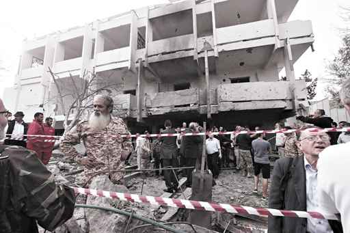 Destruição na representação da França em Trípoli: vingança pelas intervenções militares contra Kadafi, em 2011, e contra os extremistas islâmicos do Mali