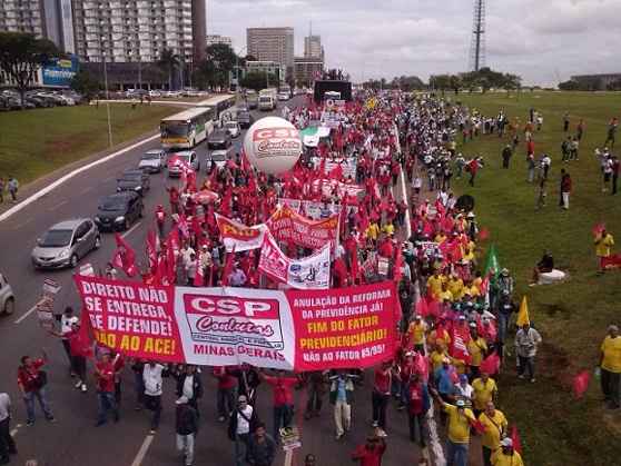 Aproximadamente 25 mil pessoas fizeram uma passeata até a Praça dos Três Poderes nesta manhã