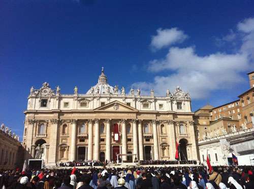 Fiéis lotam à Praça de São Pedro durante a Missa inaugural do pontificado do papa Francisco