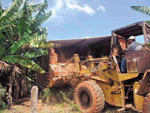 Secretaria de Ordem Pública e Social derrubou ontem três casas na Colônia Agrícola 26 de Setembro