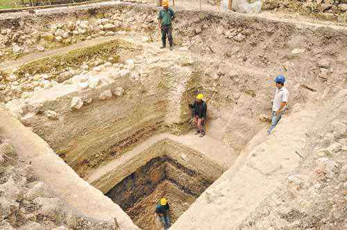 Escavações no local em que foi achada a mais antiga construção do sítio de Ceibal, na Guatemala: influências culturais que vão além da civilização olmeca