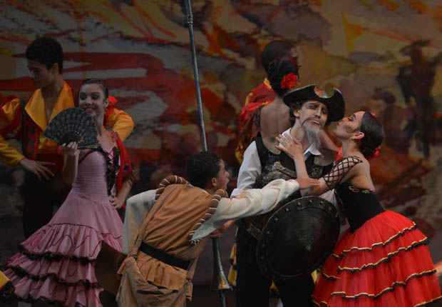 Para celebrar os dez anos de atividade do Ministério do Turismo, o balé Bolshoi de Joinville apresenta o espetáculo Don Quixote, com coreografia do russo Vladimir Vasiliev, eleito bailarino do século pela Unesco