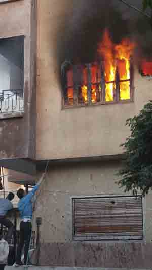 Civis tentam apagar incêndio após bombardeio