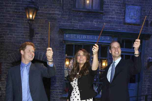 O príncipe Harry, Catherine, Duquesa de Cambridge e o marido, o príncipe William levantam varinhas no set usado para descrever o Beco Diagonal nos filmes de Harry Potter