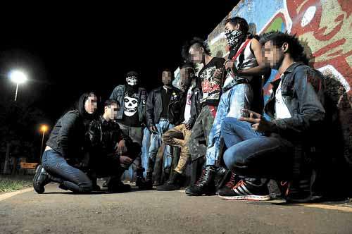 Integrantes de grupo streetpunk de Ceilândia: alinhados com os skinheads e inimigos dos anarcopunks