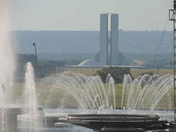 Os termômetros devem marcar entre 15°C e 27°C ao longo do dia e a umidade relativa do ar pode variar entre 90% e 40% .