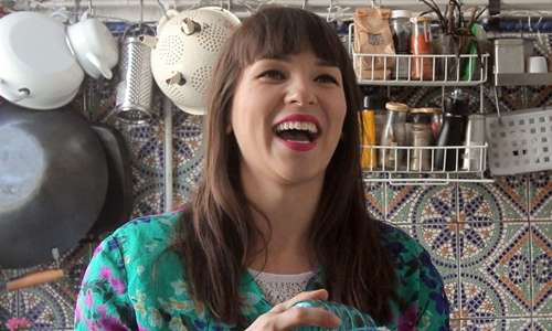 Rachel Khoo grava A pequena cozinha em Paris no próprio apartamento