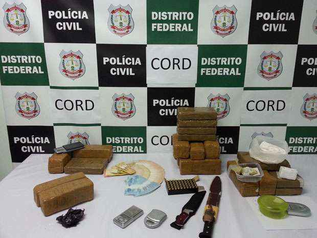 Drogas e objetos apreendidos pela polícia