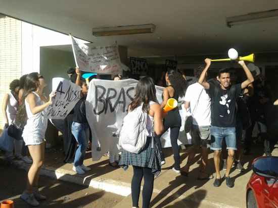 Cerca de 50 alunos de dança protestam na frente da Secretaria de Educação