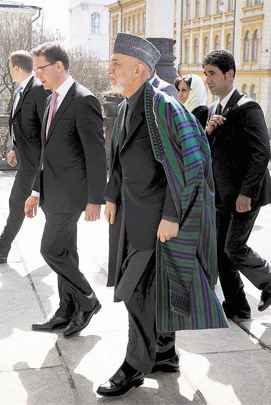 Karzai em visita à Finlândia: dólares entregues por agentes ao gabinete seriam para 