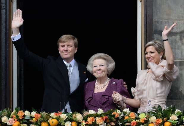 Beatrix assinou a abdicação e, automaticamente, o príncipe Alexander passou a ser o rei da Holanda e Máxima a rainha consorte