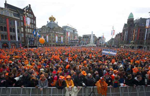 Tomada pela cor laranja - em referência à dinastia reinante dos Orange -, Amsterdã está em festa