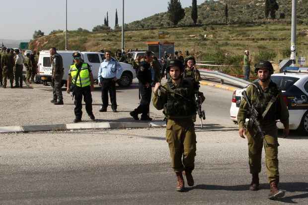 Um homem de 20 anos morreu e outro ficou ferido em um ataque aéreo israelense no campo de refugiados de Shati