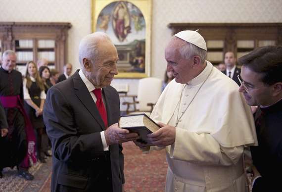 O presidente israelense presenteou o Papa com uma bíblia de Jerusalém com a seguinte dedicatória: 