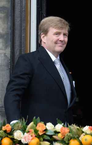 Rei Willem-Alexander cumprimenta multidão reunida na Praça Dam após a abdicação oficial da rainha Beatrix da Holanda