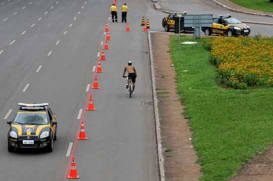 Uma das faixas do Eixo Monumental funciona apenas para ciclistas nos finais de semana e feriados