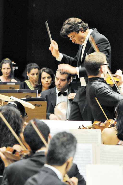 Sob regência de Claudio Cohen, a Orquestra Sinfônica do Teatro Nacional toca na Torre de TV