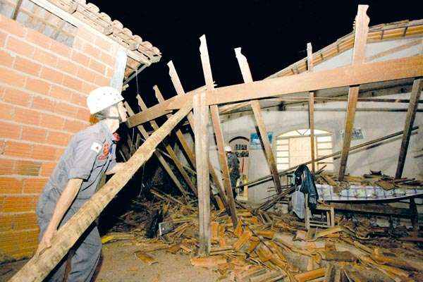 Tremor em dezembro de 2007 derrubou casas em Caraíbas, distrito de Itacarambi (no alto), matando a primeira pessoa vítima de terremoto no país: uma criança. De lá para cá, novos abalos foram registrados, com danos materiais em edificações