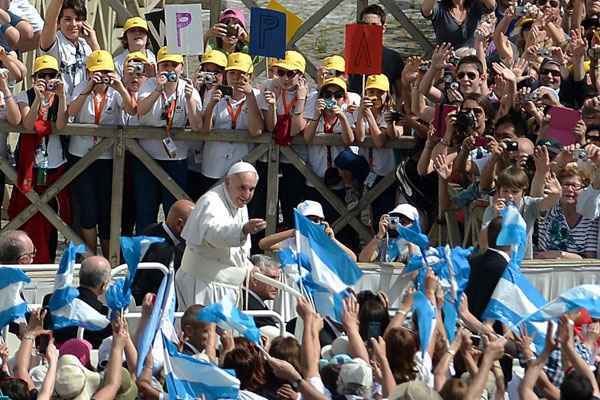 Papa Francisco falou para milhares de fiéis na praça de São Pedro