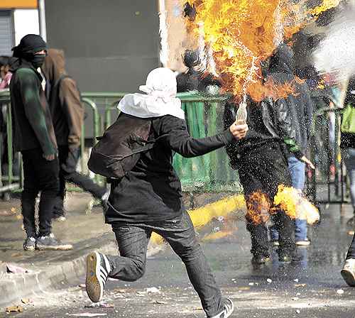 CHILE - Cerca de 100 mil cidadãos se manifestam pela reforma do sistema previdenciário e por outros direitos. Polícia registra 60 detenções