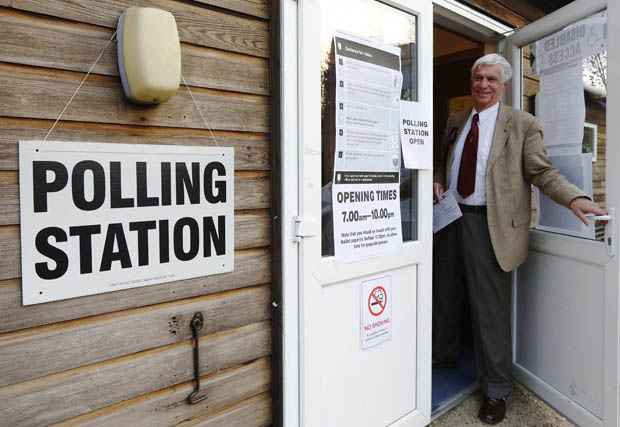 Candidato Norman Taylor, do Partido da Independência, se prepara para votar nas eleições municipais em Bethersden, perto de Ashford, no sul Inglaterra