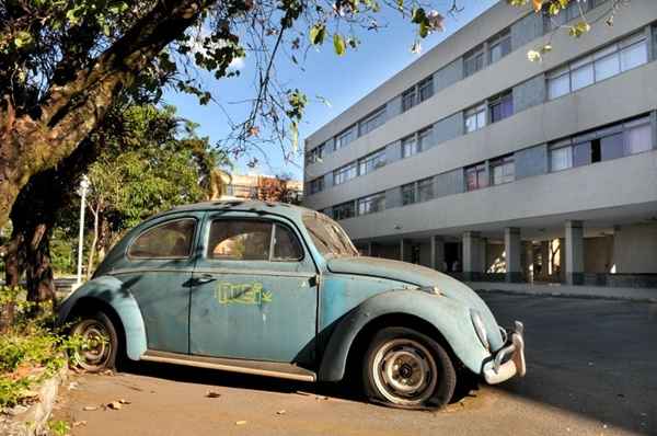 Veículos abandonados são comuns no DF, como este Fusca na Quadra 415 Norte