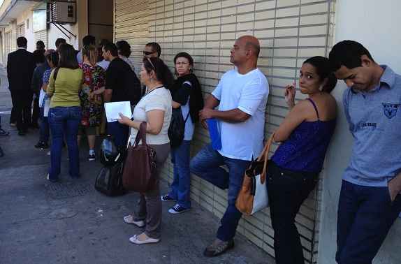 Aproximadamente 100 pessoas aguardam na fila para serem atendidas