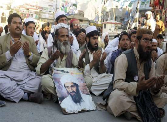 Muçulmanos se reuniram no sudoeste da cidade paquistanesa de Quetta para prestar homenagem a Osama bin Laden, no segundo aniversário de sua morte