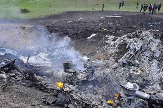 Destroços do avião que explodiu na base militar americana no Quirguistão