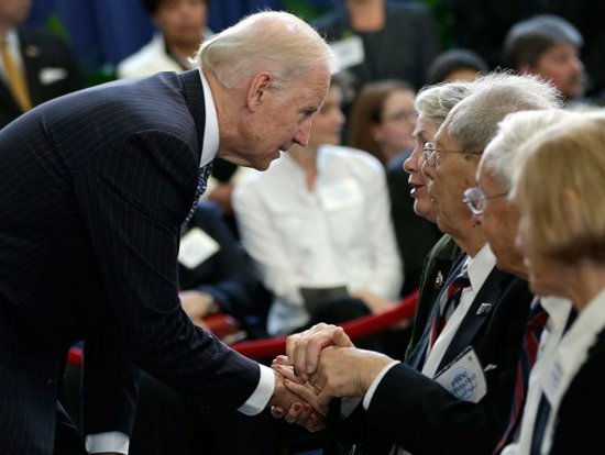 Vice-presidente dos EUA, Joe Biden Commanday,  saúda Mary Commanday, a mãe do falecido embaixador dos EUA na Líbia Christopher Stevens