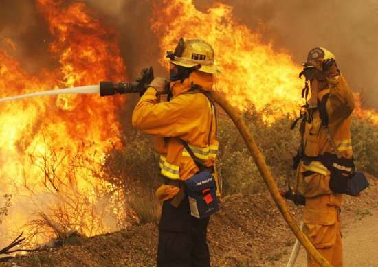 Bombeiros tentam controlar fogo em Los Angeles