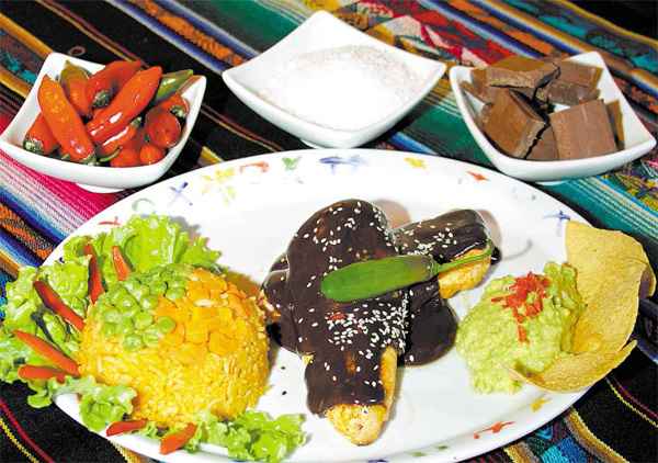 Mole poblano, oferecido na rede El Paso Texas: chocolate meio amargo, sal e pimenta combinam, garante a química. O prato assustou clientes, mas agora é um dos mais pedidos