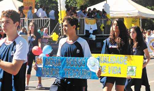 Estudantes participaram de desfile cívico em frente à Administração Regional para comemorar a data