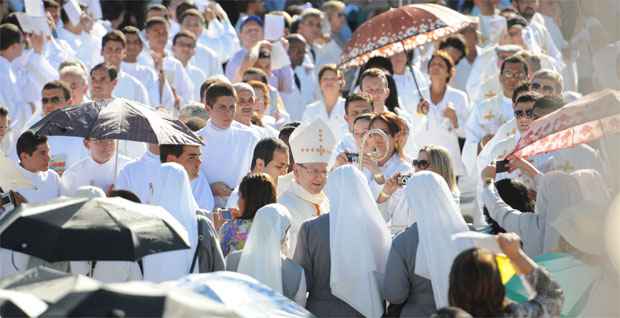 Cardeal Angelo Amato, prefeito da Congregação da Causa dos Santos e representante do papa Francisco, chega para a missa campal