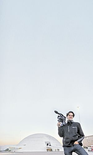 As filmagens resultarão no longa-metragem Brasília: A vida depois do design. Um dos pontos altos seria uma entrevista com Niemeyer, mas o arquiteto, já doente, só pôde responder a cinco perguntas