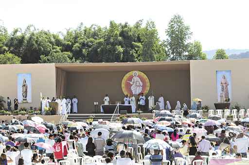 Uma missa campal reuniu ontem 3 mil pessoas: devotos lotaram a cidade do sul de Minas em busca de graças e de milagres