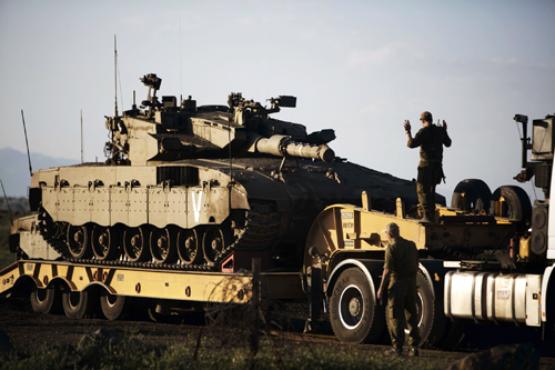 Tanques das forças israelenses posicionados nas proximidades da fronteira com a Síria