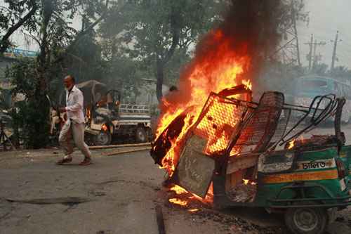 Veículos queimados durante manifestação em Bangladesh